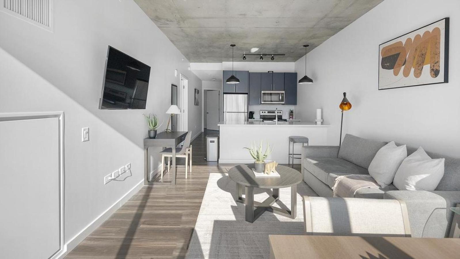 Apartment Landing Modern With Amazing Amenities *