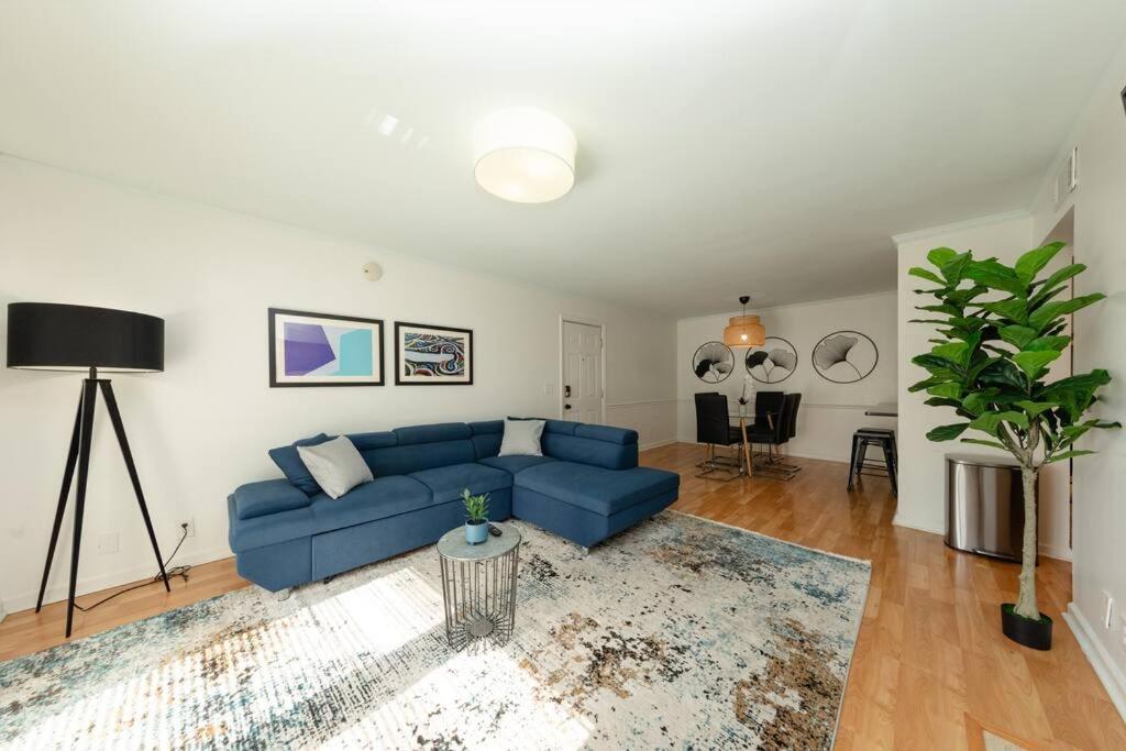 Apartment Minutes To Broadway Large 2b-2ba Family Unit For Up To 8 Guests With Private Balcony And Optional Private Parking *
