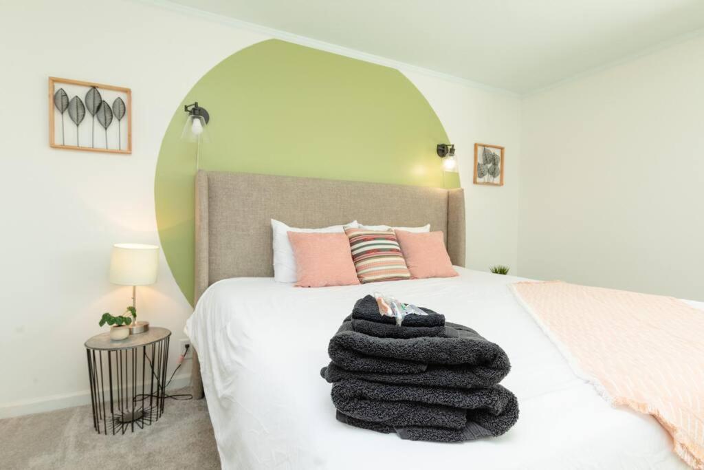 Minutes To Broadway Large 2b-2ba Family Unit For Up To 8 Guests With Private Balcony And Optional Private Parking Nashville