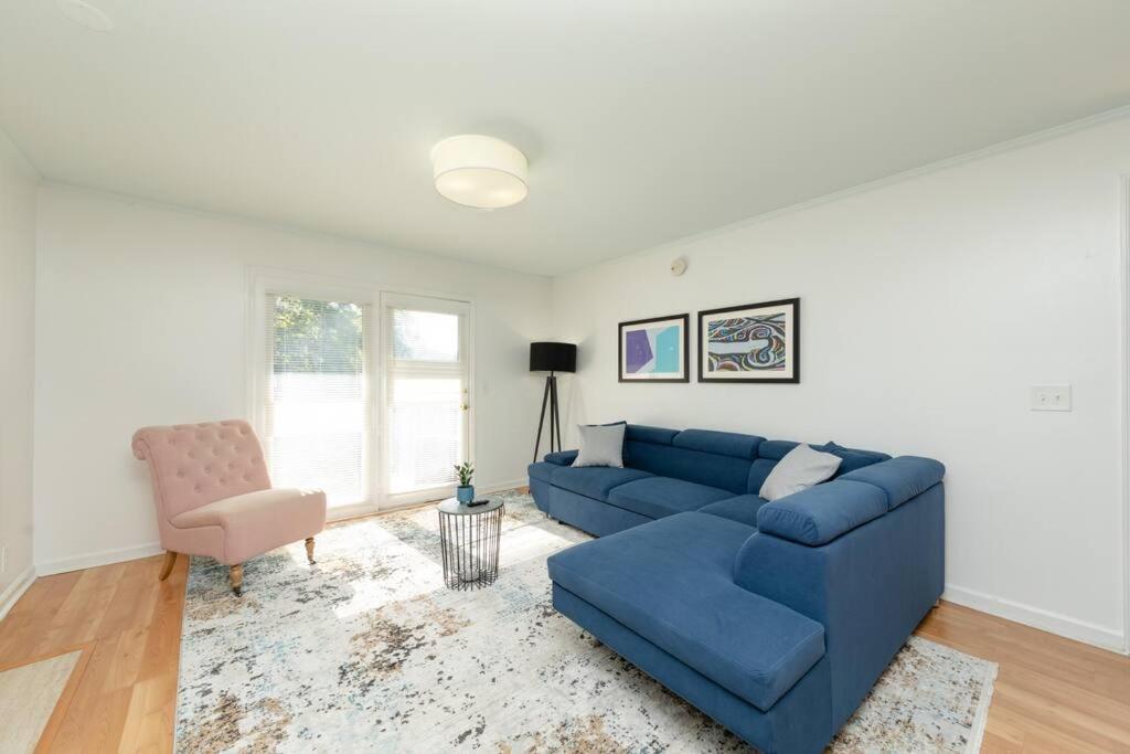 Minutes To Broadway Large 2b-2ba Family Unit For Up To 8 Guests With Private Balcony And Optional Private Parking Apartment