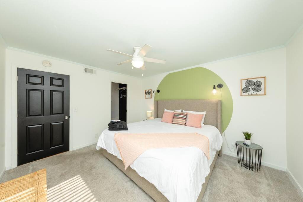 Minutes To Broadway Large 2b-2ba Family Unit For Up To 8 Guests With Private Balcony And Optional Private Parking *
