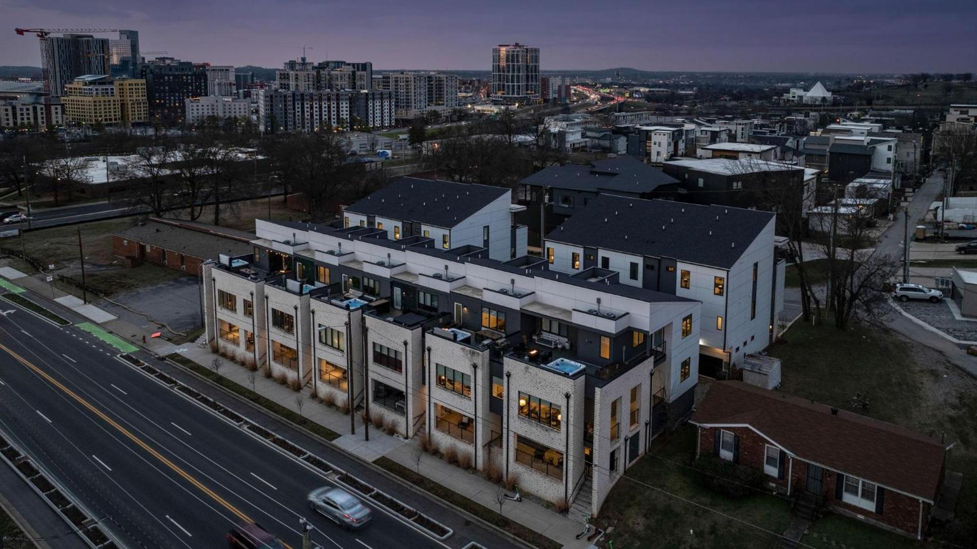 Two Lavish Gulch Homes - Mins To Broadway