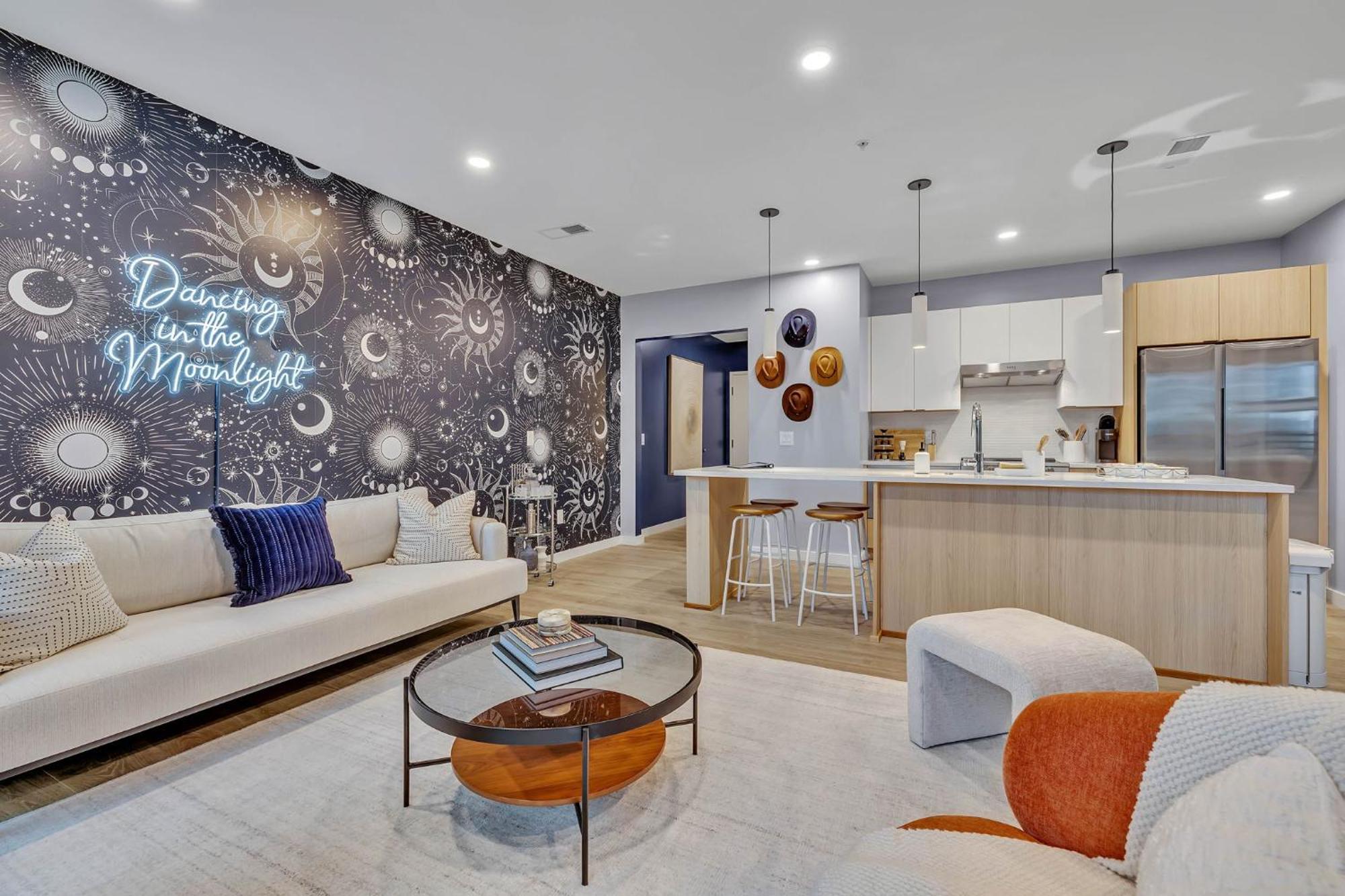Dancing In The Moonlight In Downtown By Injoy Holiday home *