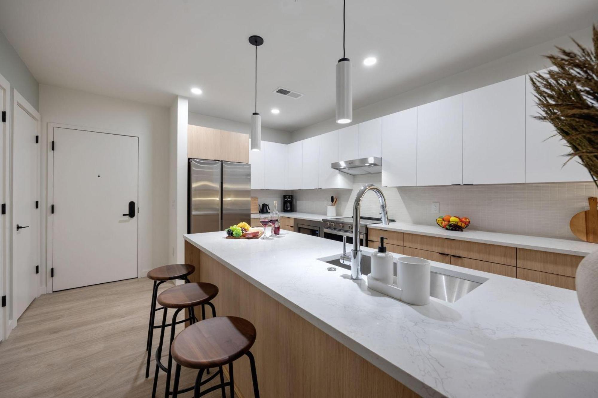 Hyve - Timber Blanc - Walk To Broadway Holiday home *