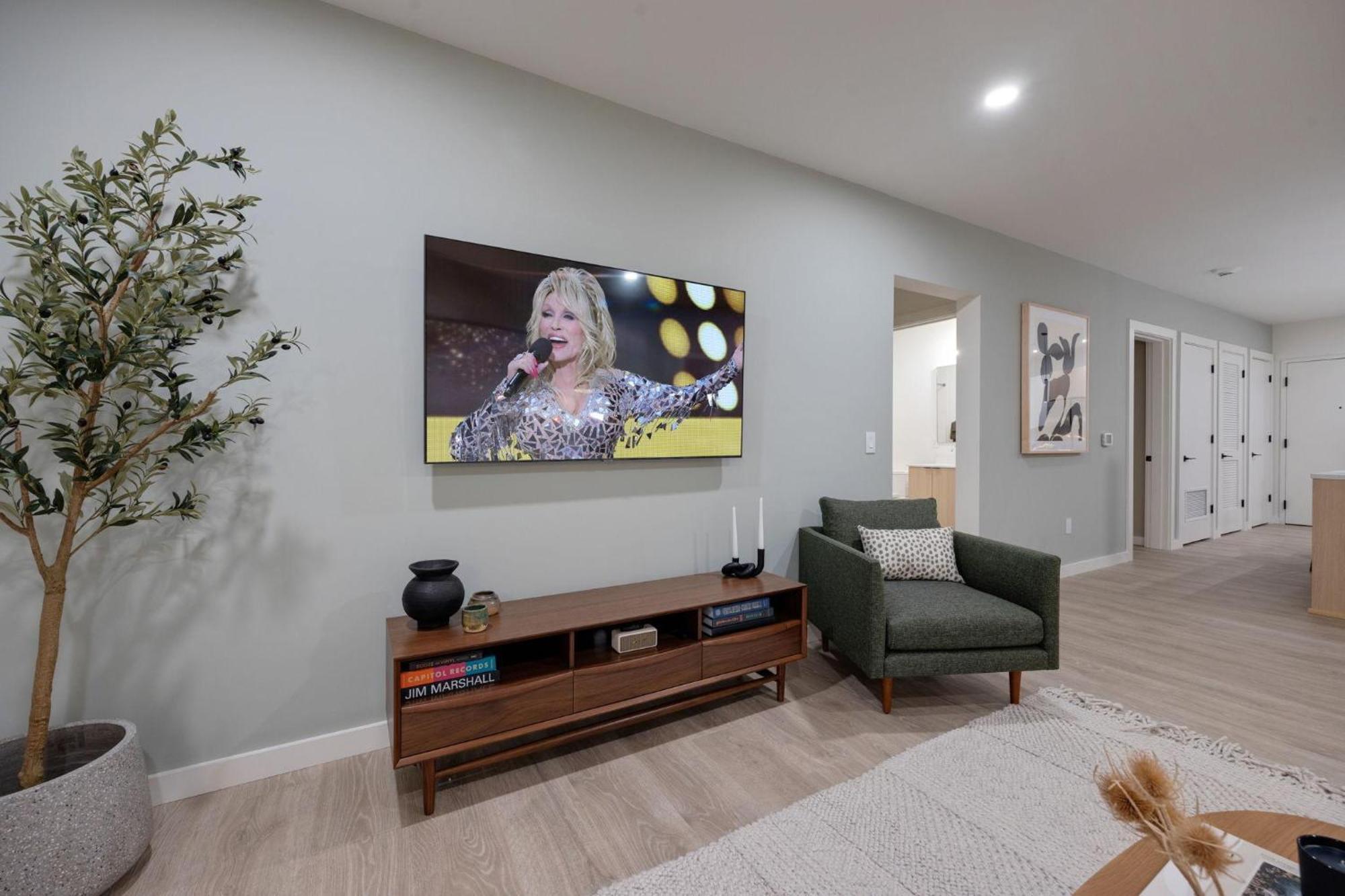 Hyve - Timber Blanc - Walk To Broadway Holiday home