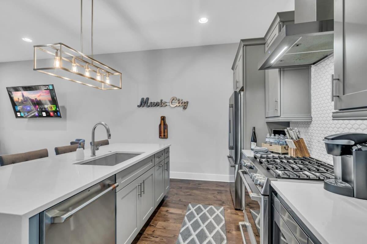 New Luxe 4br 12 Beds - Roofdeck Views - Chefs Kitchen
