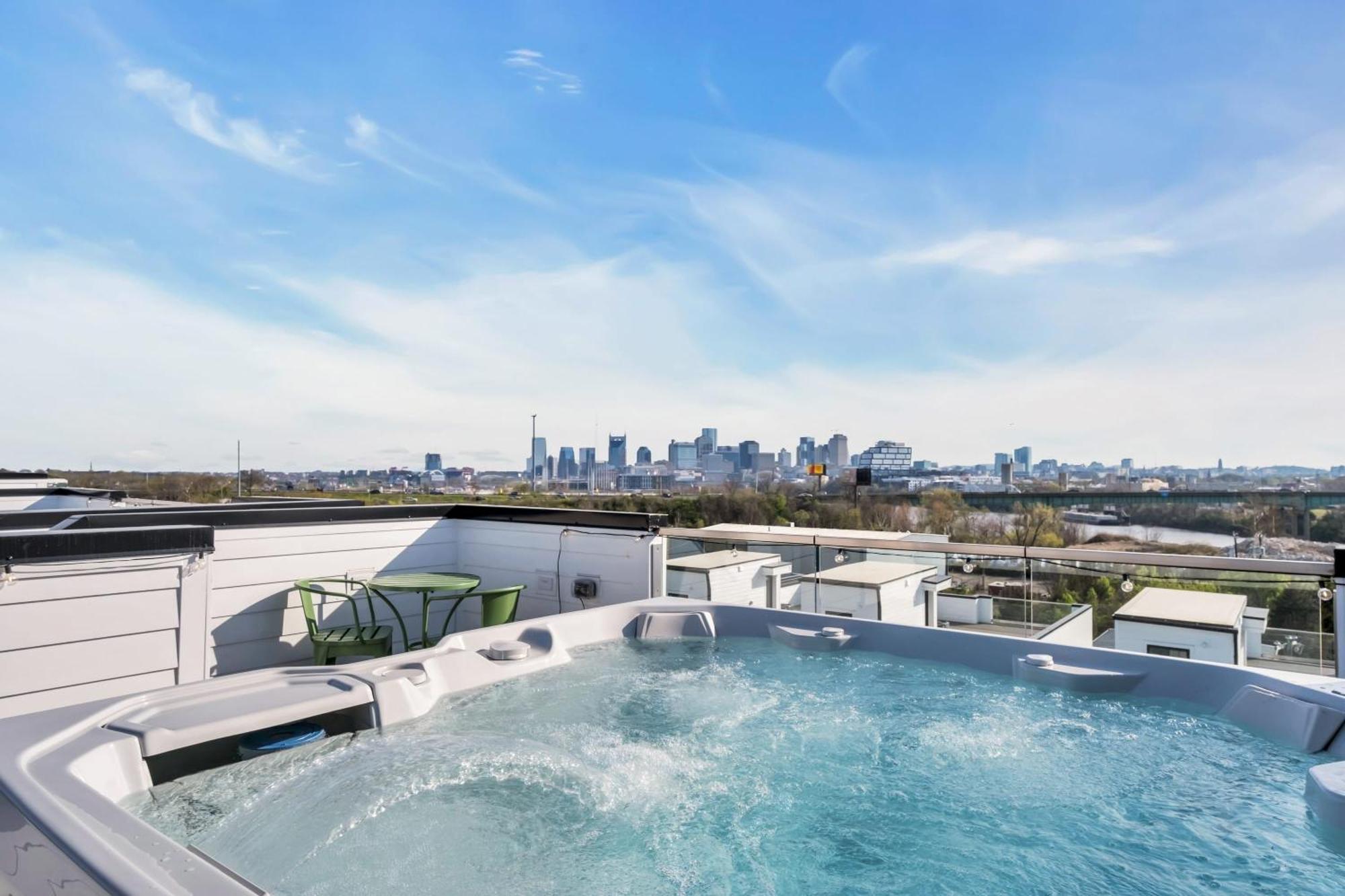 Holiday home New Nash Eras - 15 Beds - Hot Tub On Rooftop Deck