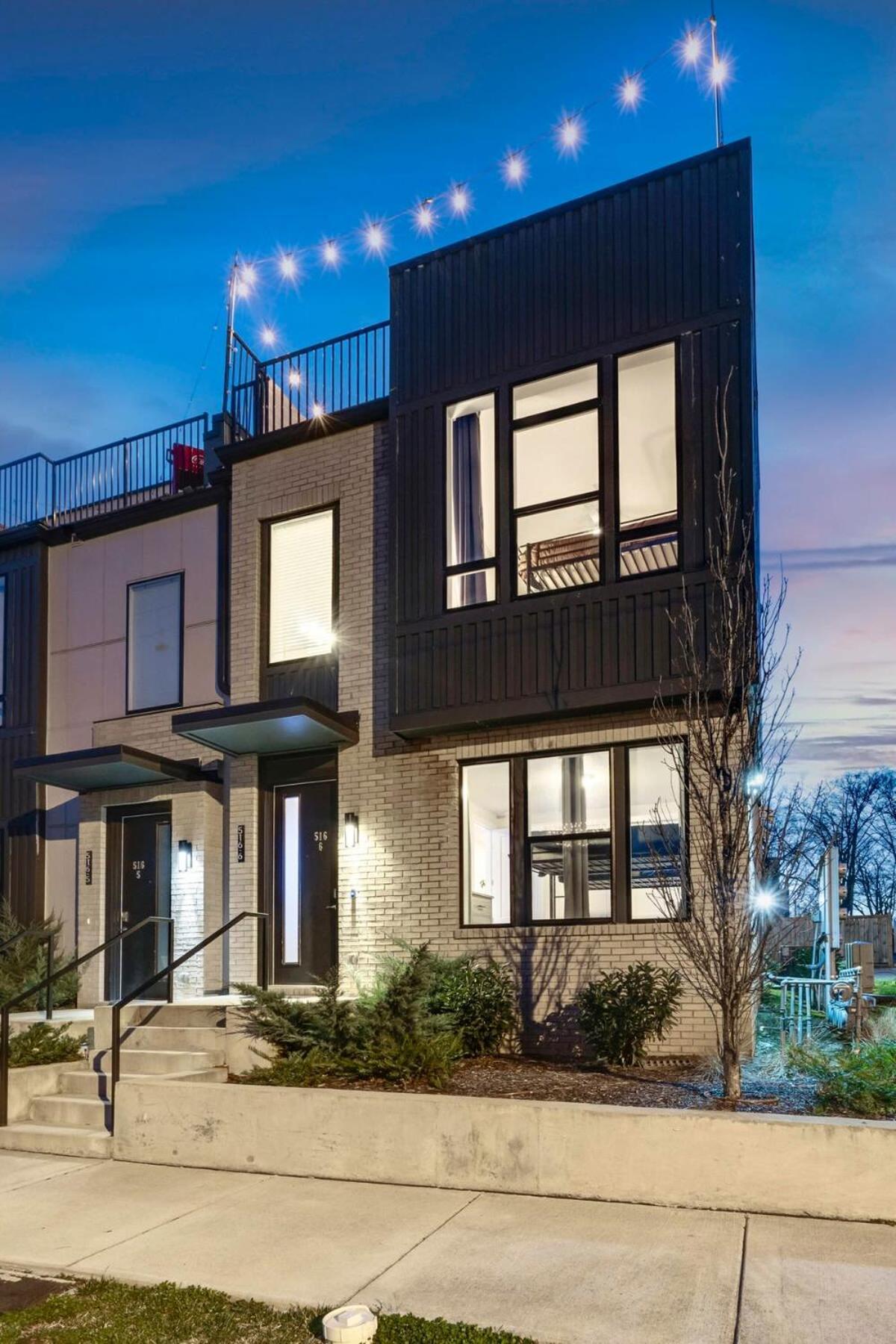 New Luxe 4br 12 Beds - Roofdeck Views - Chefs Kitchen Holiday home *