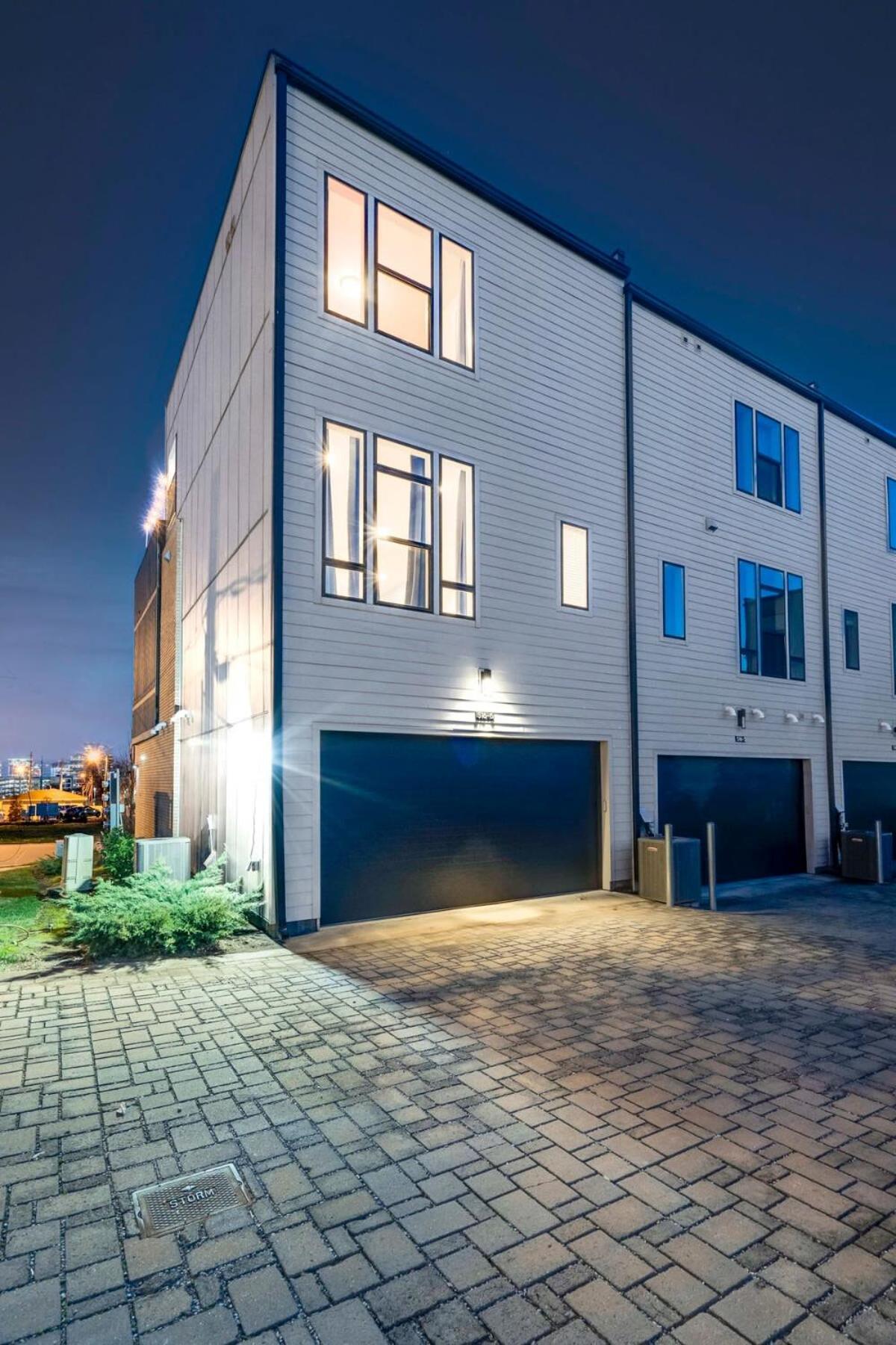 Holiday home New Luxe 4br 12 Beds - Roofdeck Views - Chefs Kitchen *