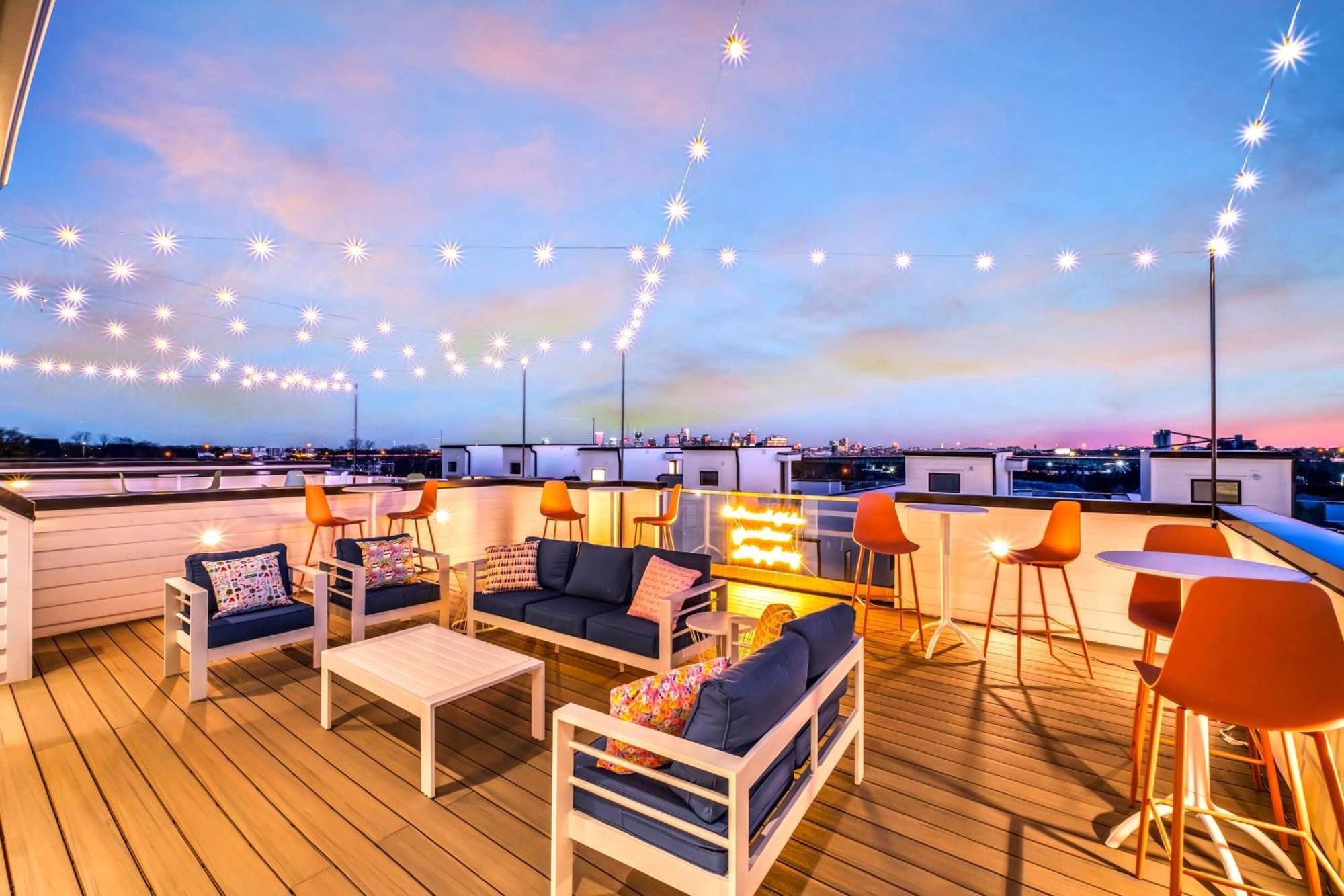 New Nash Eras - Rooftop Decks With Hot Tub - 15 Beds Holiday home Nashville