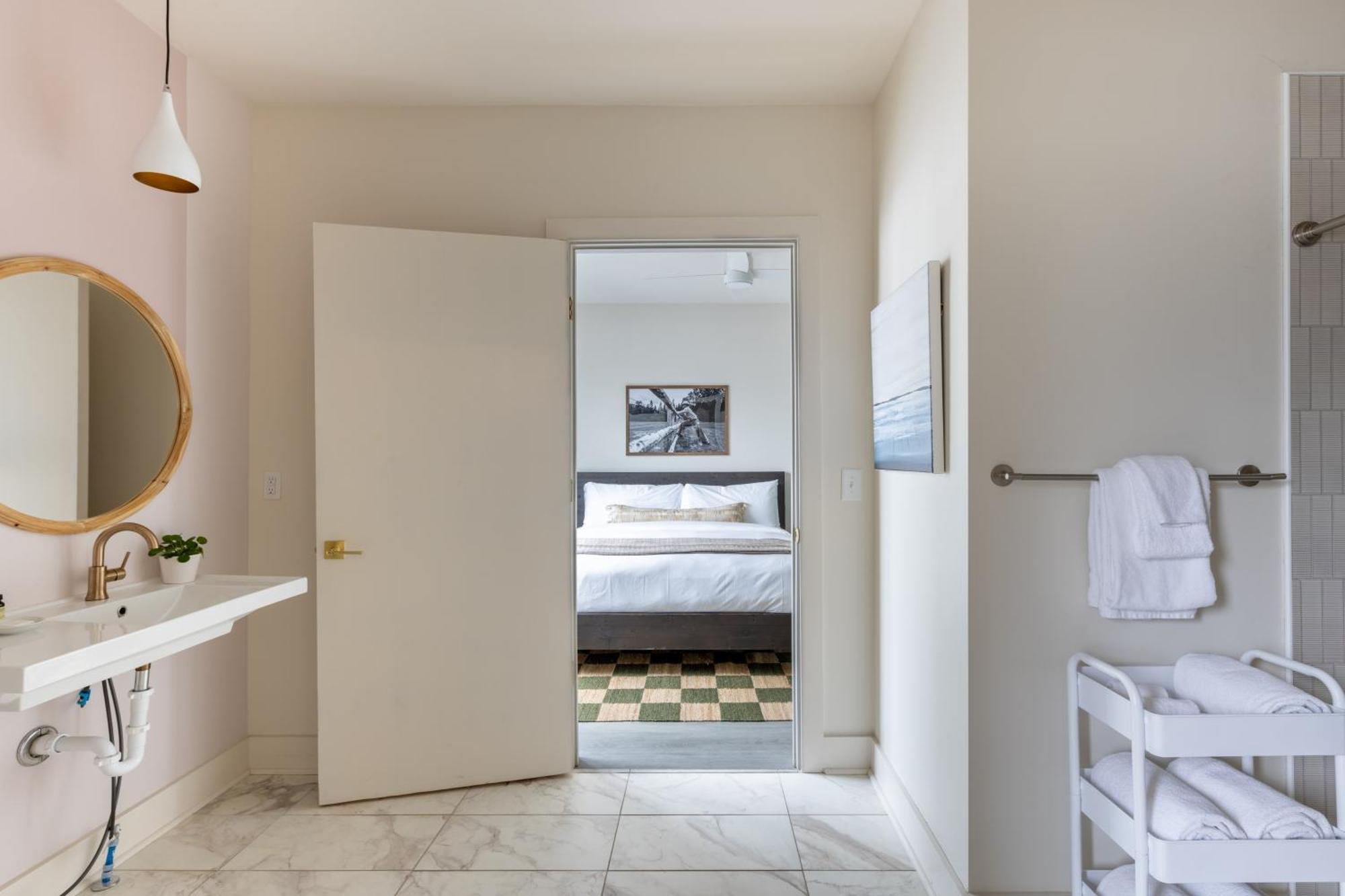 Apartment Outrider 113 By Avantstay Accessible Bathrooms Nashville
