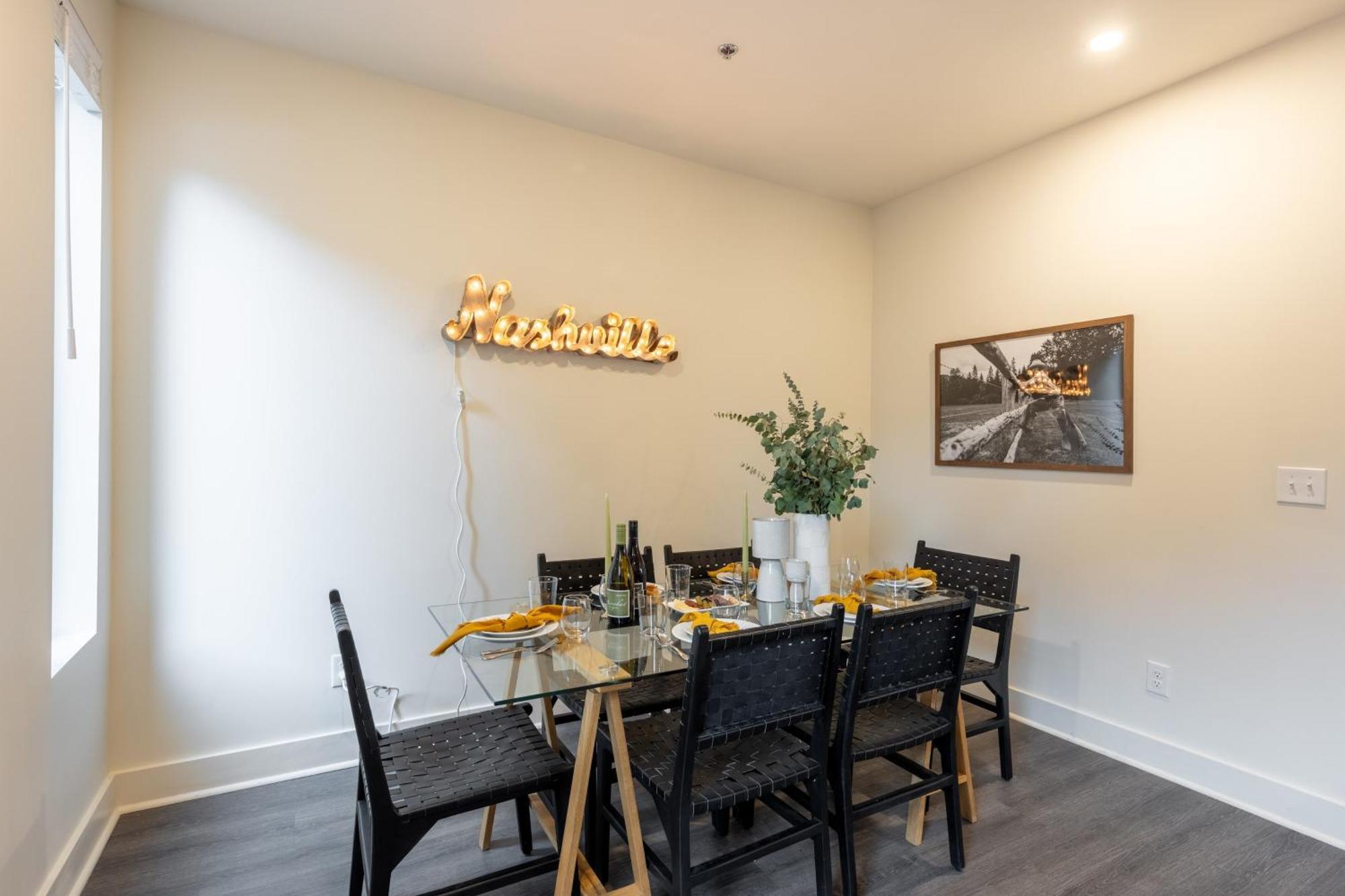 Outrider 1020 By Avantstay 5 Minutes To Broadway Downtown Apartment