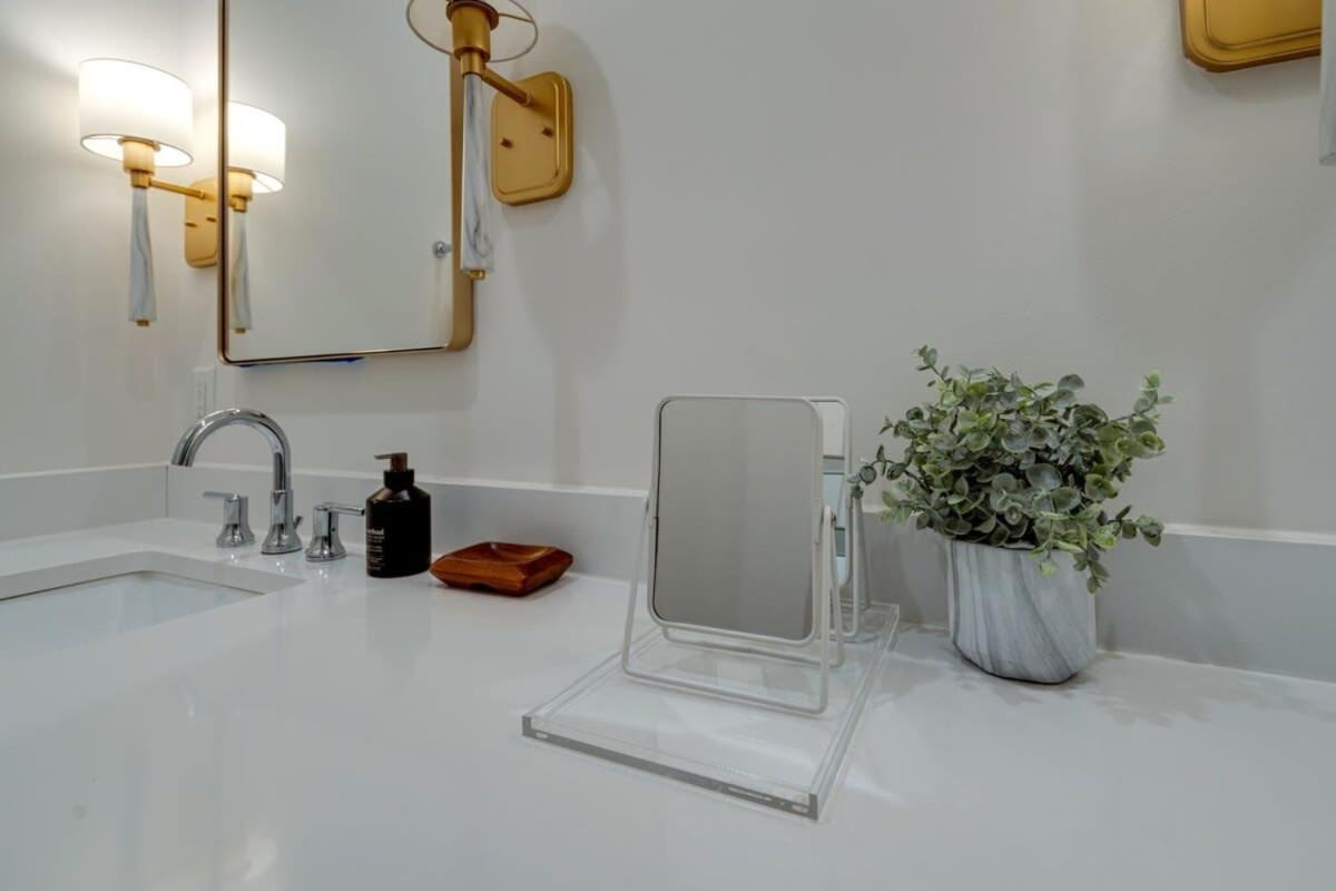Luxury Townhouse + Rooftop Deck + 1 1 Mi Downtown Nashville
