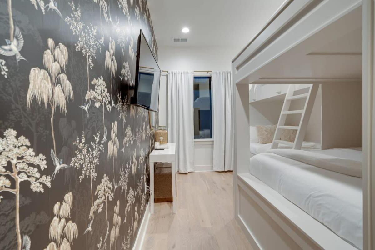 Luxury Townhouse + Rooftop Deck + 1 1 Mi Downtown *
