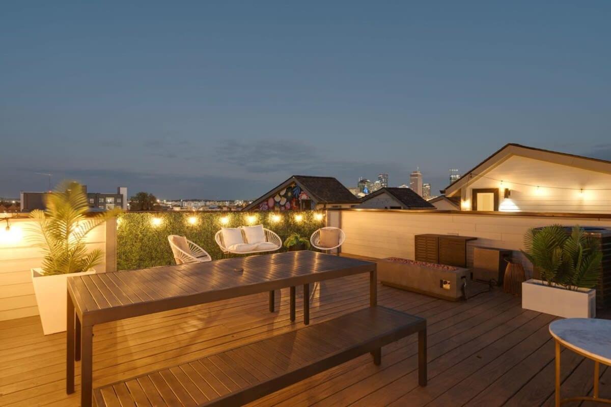 Luxury Townhouse + Rooftop Deck + 1 1 Mi Downtown Holiday home *