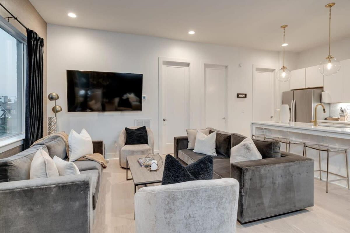 Luxury Townhouse + Rooftop Deck + 1 1 Mi Downtown Holiday home Nashville