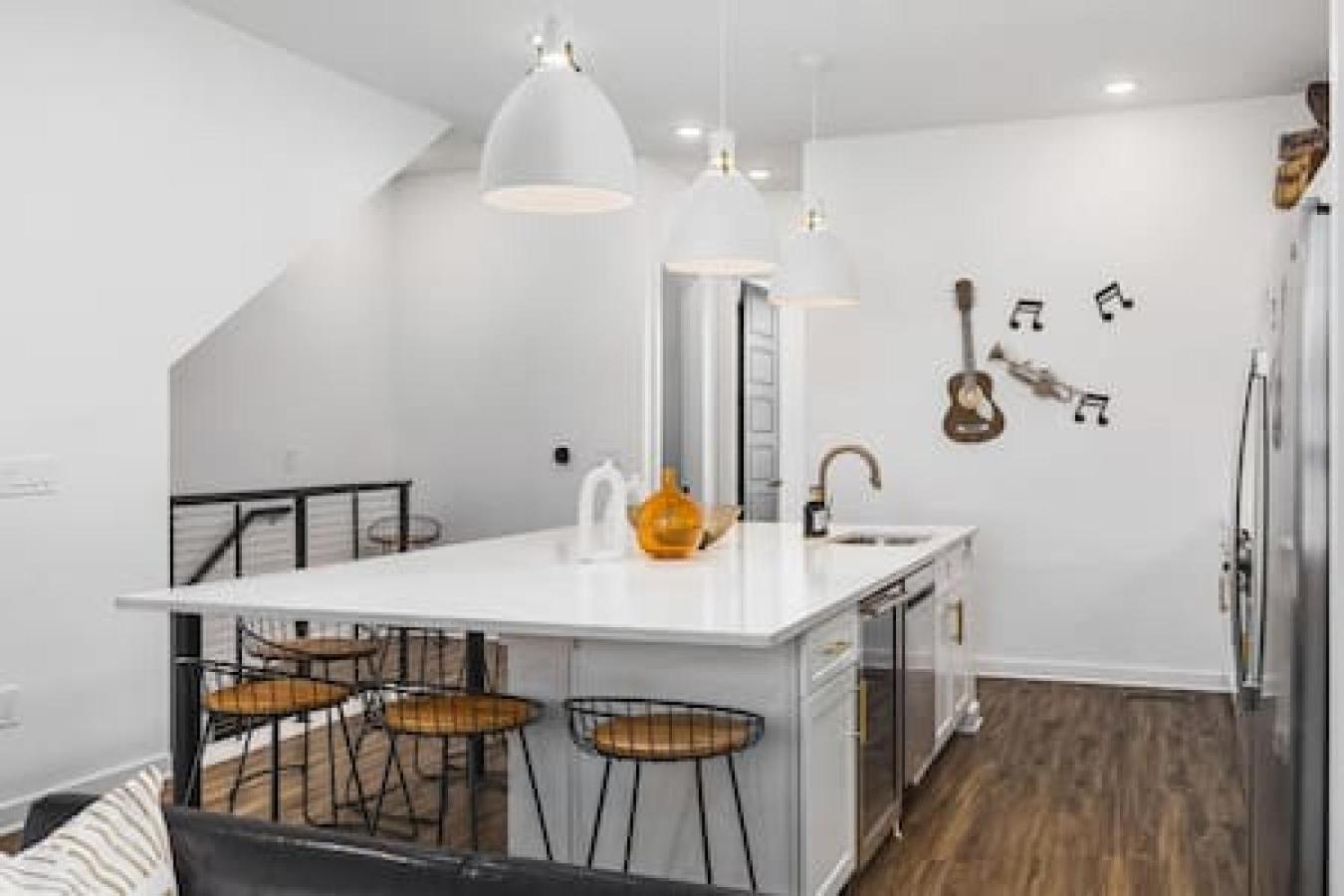 Rooftop Deck Patio And Garage Walk To Restaurants Coffee Brewery *