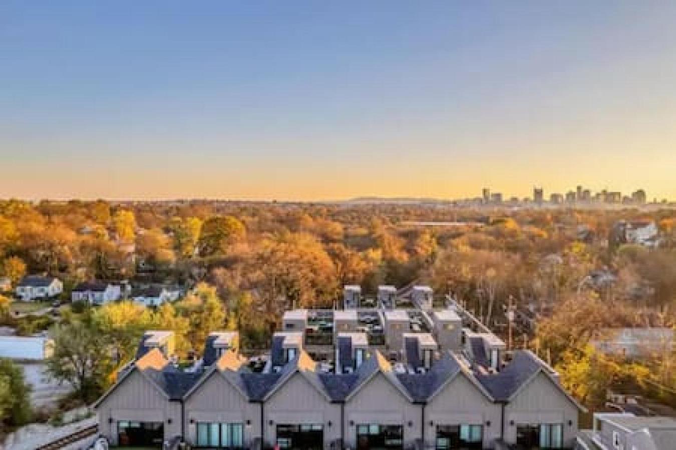 Rooftop Deck Patio And Garage Walk To Restaurants Coffee Brewery Holiday home