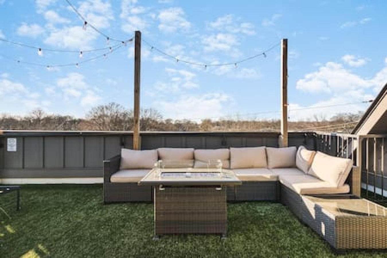 Holiday home Modern With Large Patio Rooftop Deck And Garage