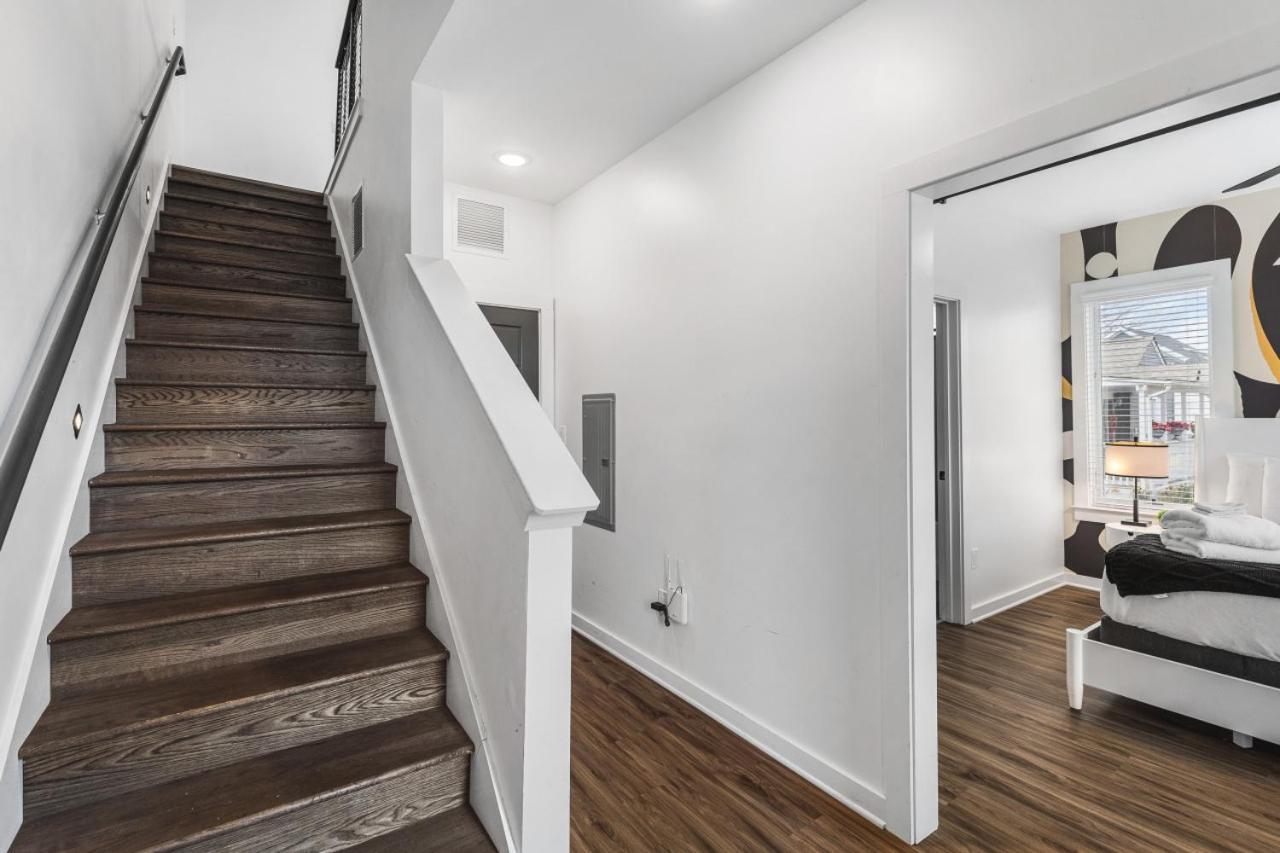 Modern With Large Patio Rooftop Deck And Garage Holiday home