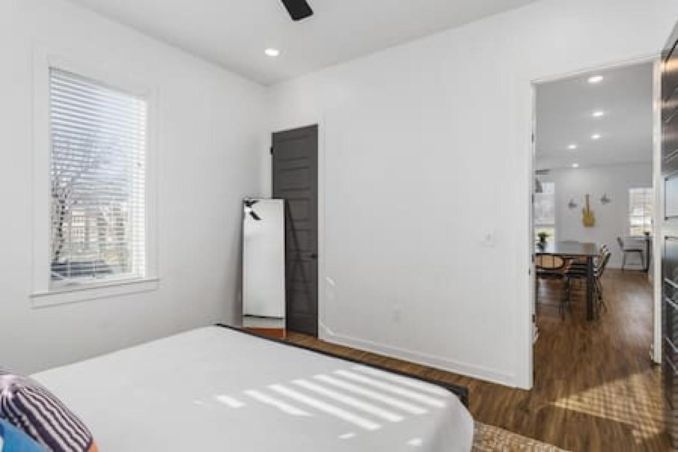 Holiday home Modern With Large Patio Rooftop Deck And Garage