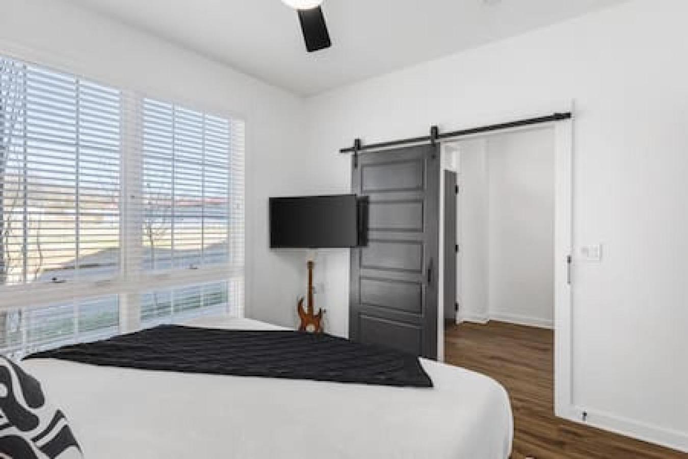 Holiday home Modern With Large Patio Rooftop Deck And Garage