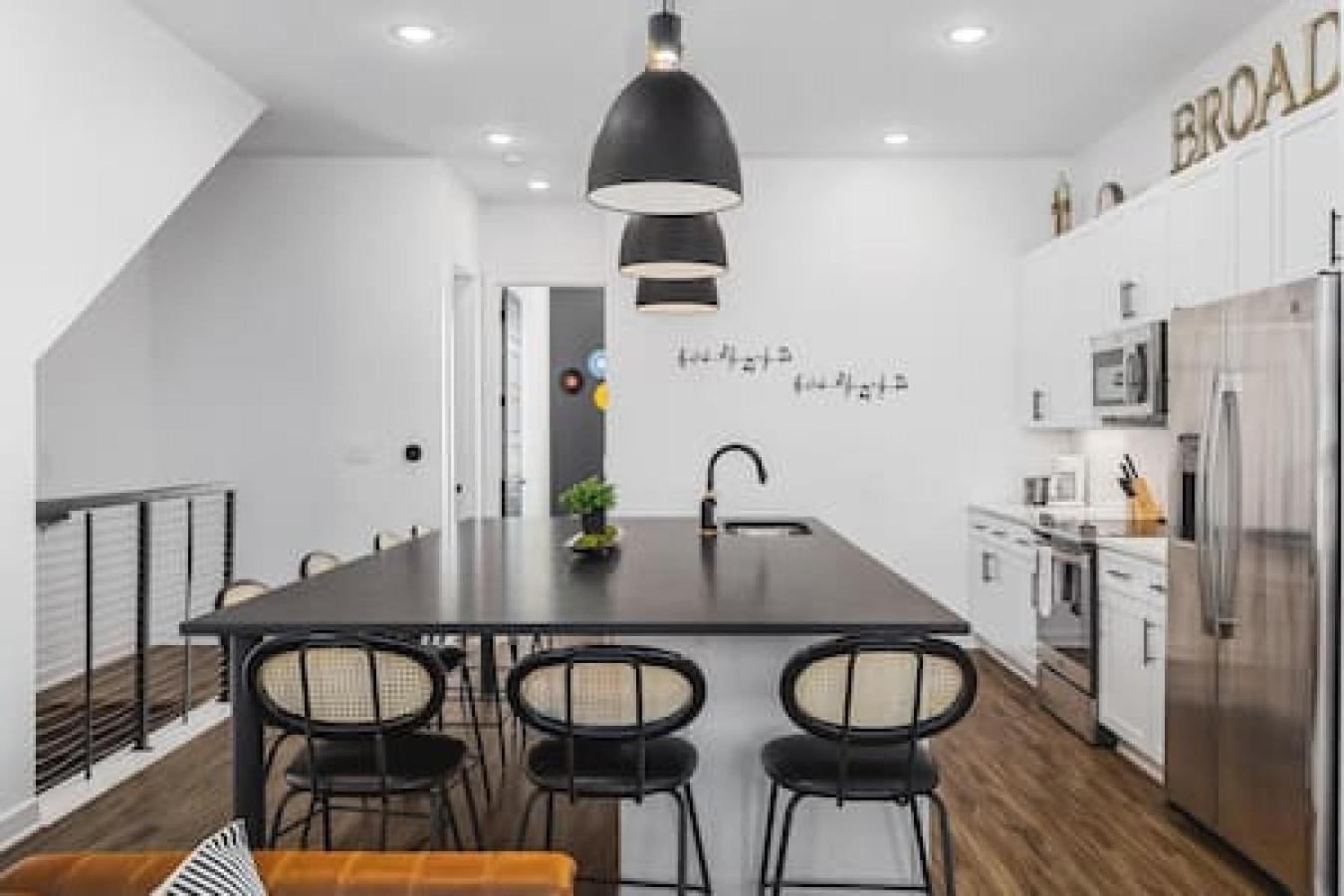 Modern With Large Patio Rooftop Deck And Garage Holiday home