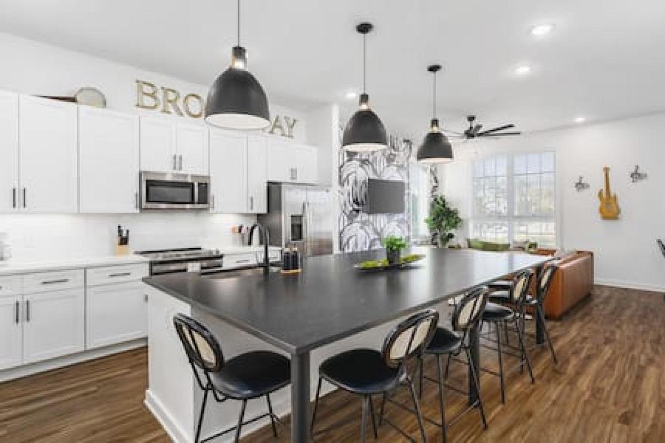 Holiday home Modern With Large Patio Rooftop Deck And Garage *