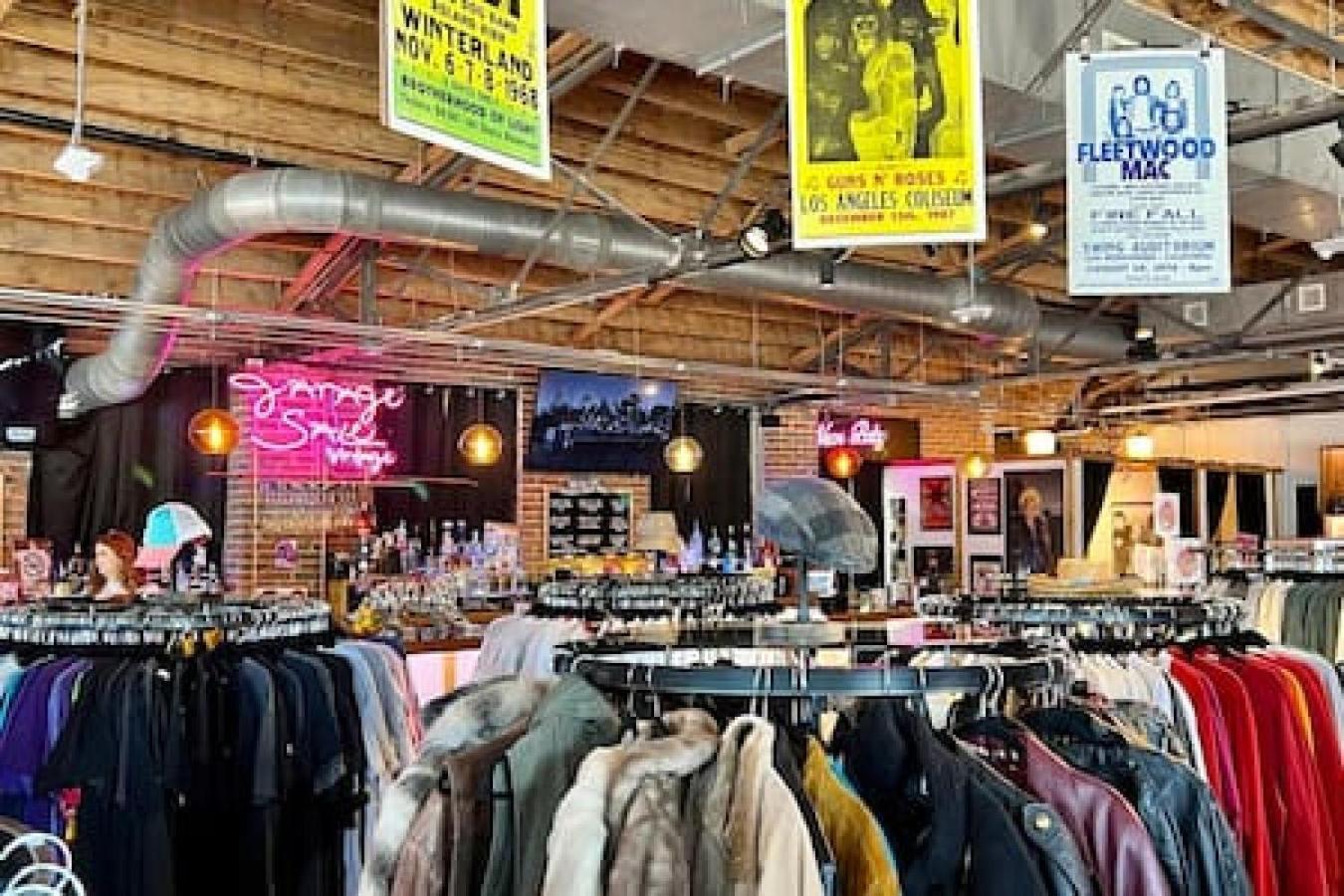 Modern With Large Patio Rooftop Deck And Garage Holiday home