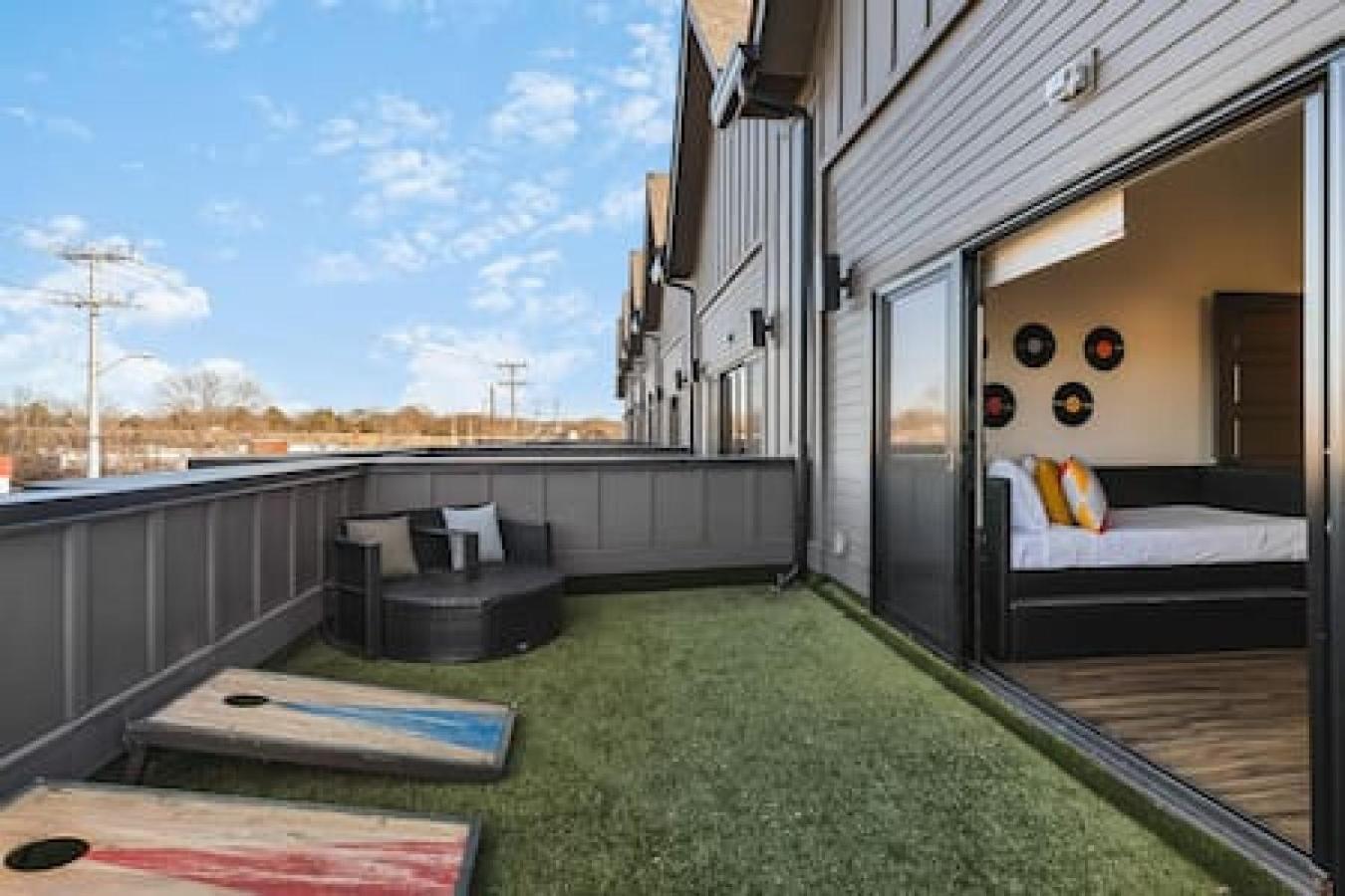 Holiday home Modern With Large Patio Rooftop Deck And Garage *