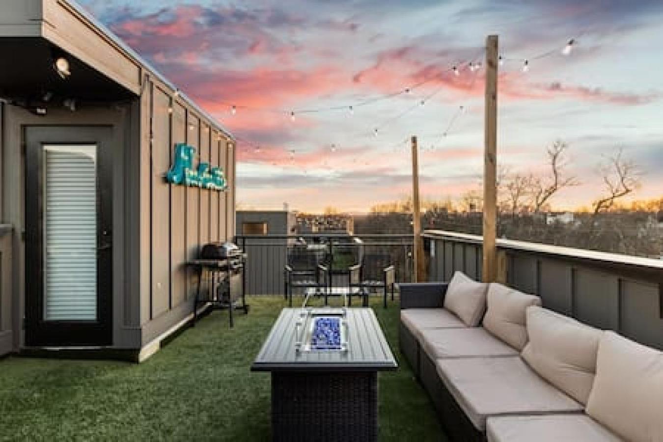 Modern With Large Patio Rooftop Deck And Garage Holiday home *