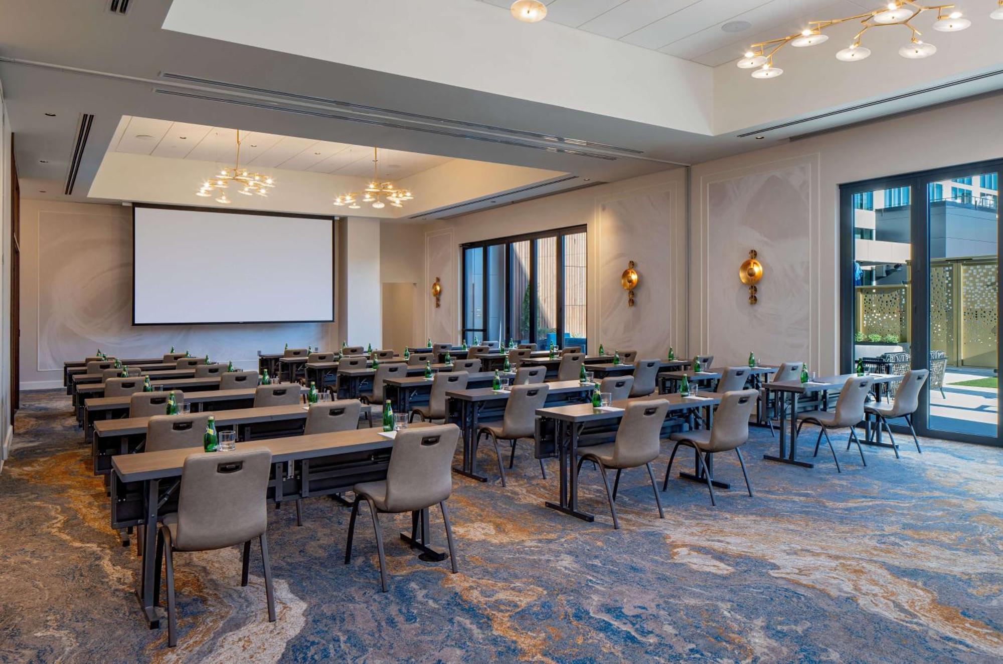 Tempo By Hilton Downtown Hotel 3*