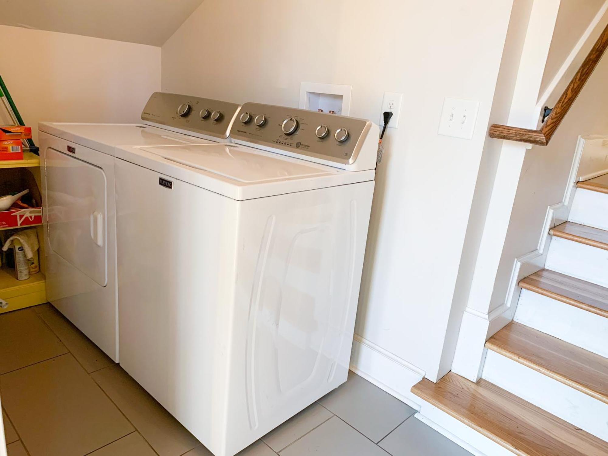 East Upstairs Apartment, One Queen Br, 2 Twin Br,1bath In Five Points, Close To Downtown