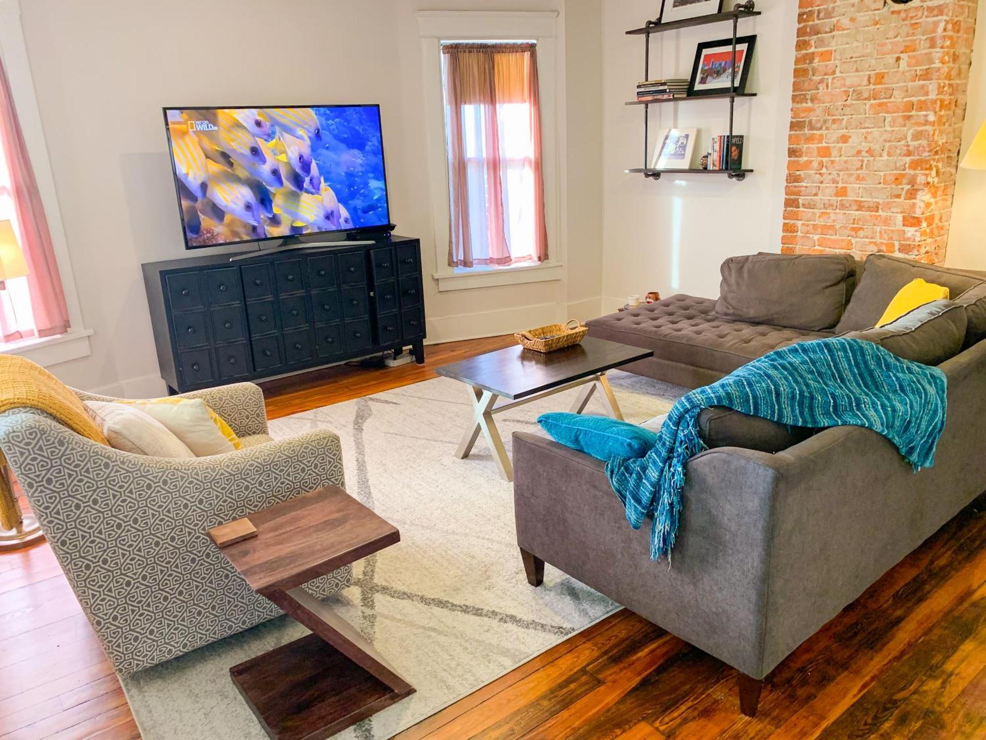 East Upstairs Apartment, One Queen Br, 2 Twin Br,1bath In Five Points, Close To Downtown Apartment *