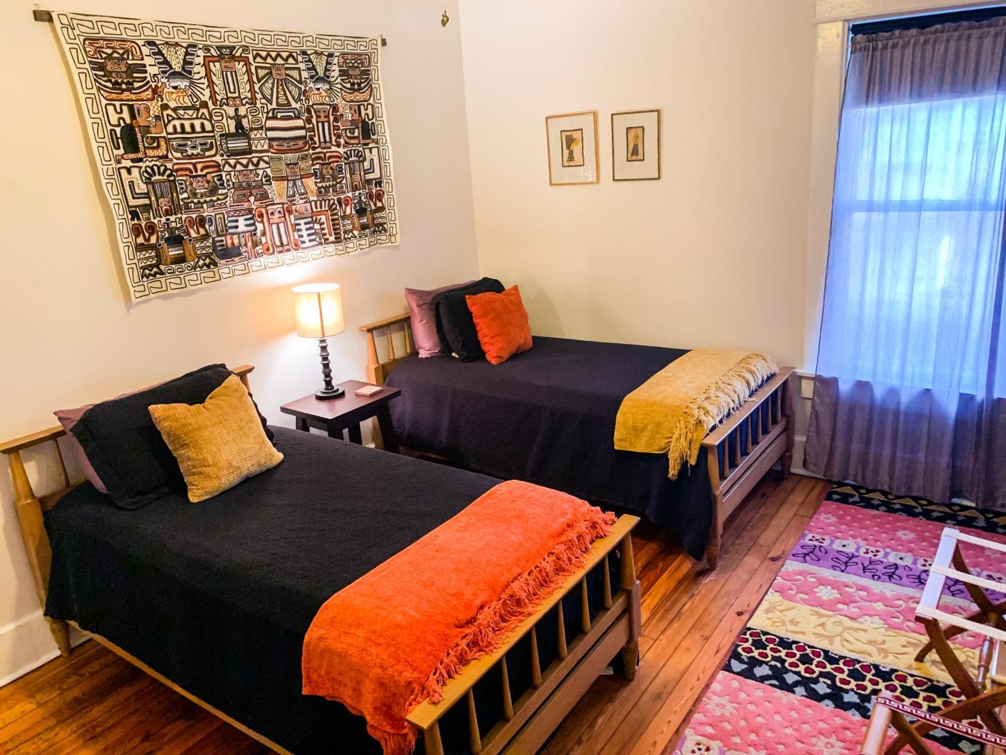 East Upstairs Apartment, One Queen Br, 2 Twin Br,1bath In Five Points, Close To Downtown Nashville