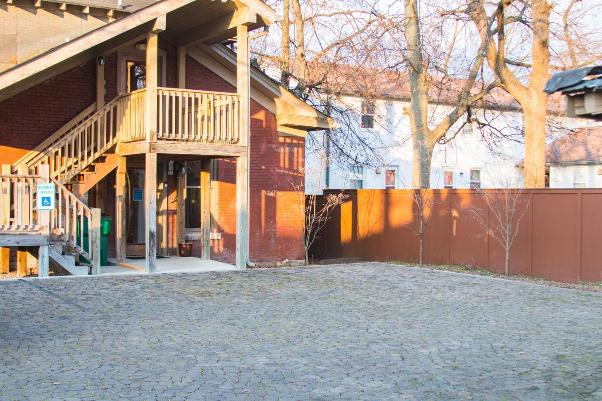 Apartment East Upstairs Apartment, One Queen Br, 2 Twin Br,1bath In Five Points, Close To Downtown *