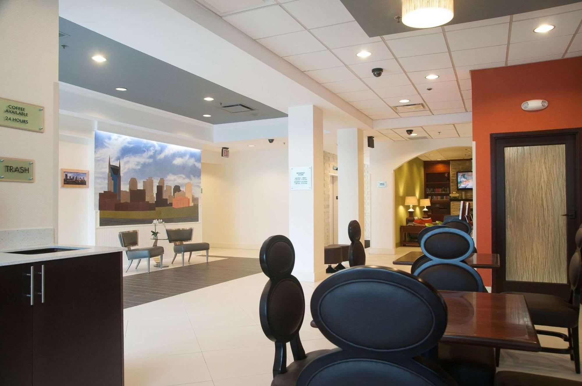 Country & By Radisson Airport Tn Hotel