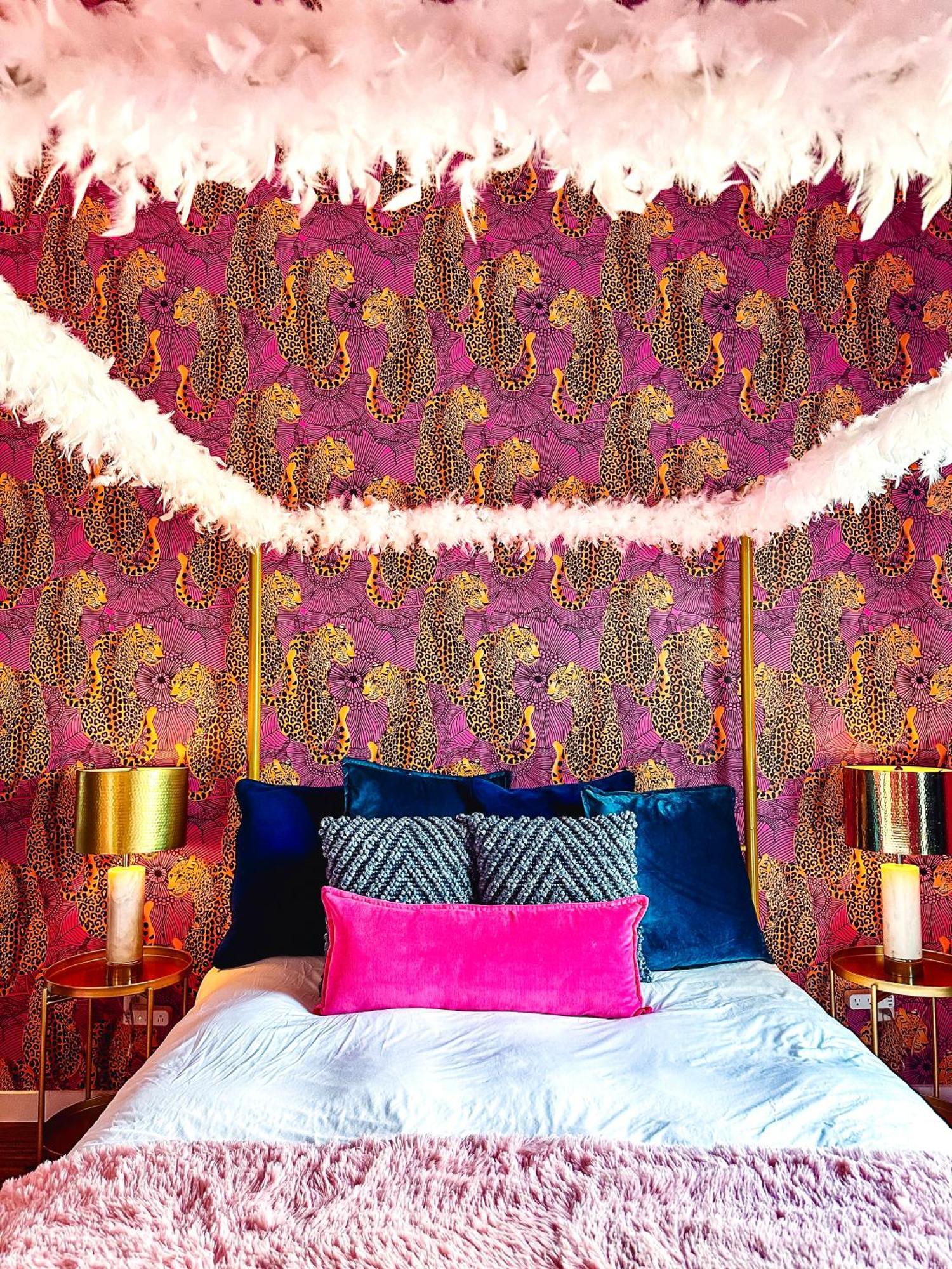 Dolly's Yacht Club - Cozy Retreat Near Broadway Holiday home