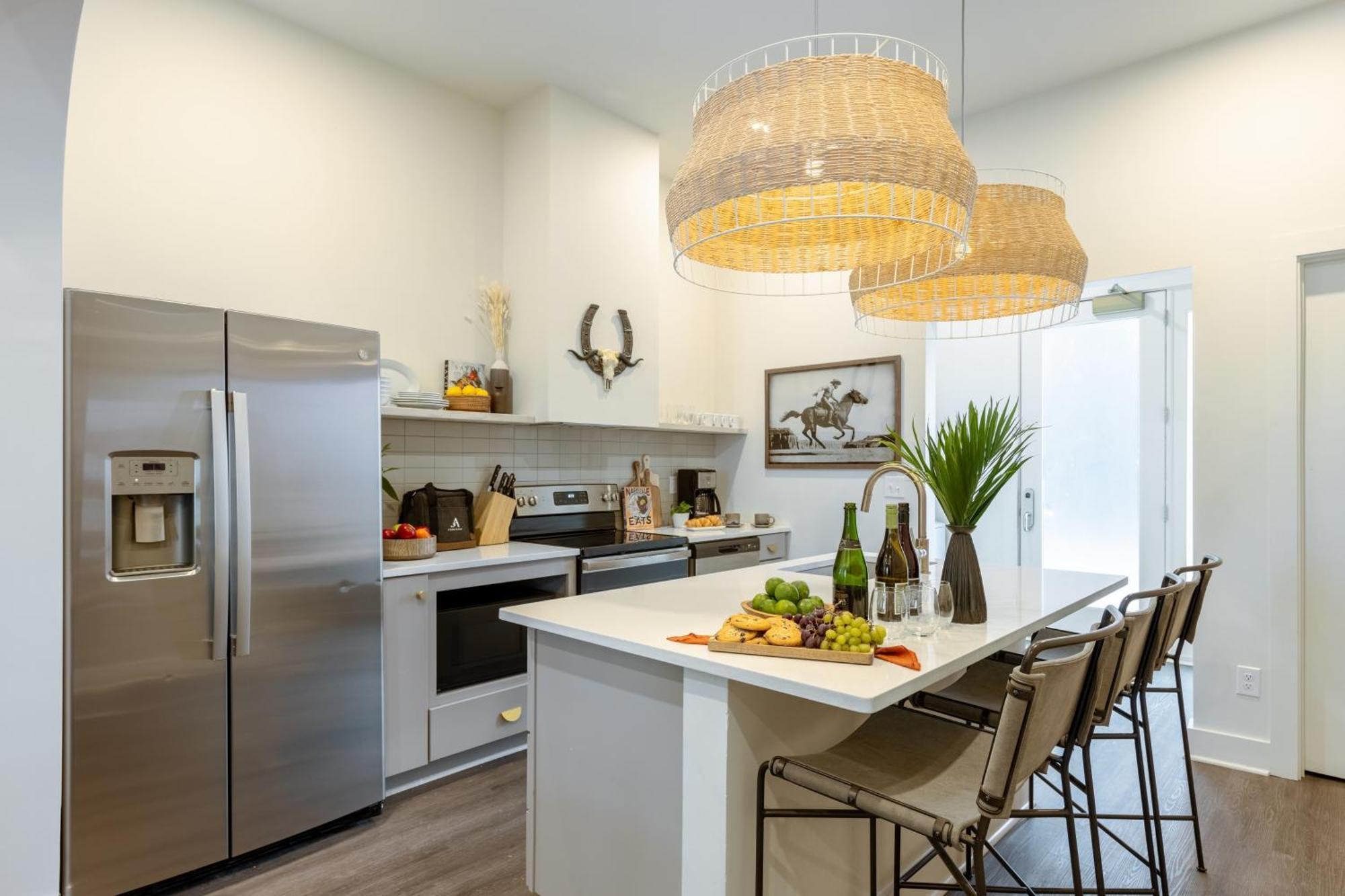Outrider 1022 By Avantstay Private Balcony Minutes To Broadway Downtown Apartment *