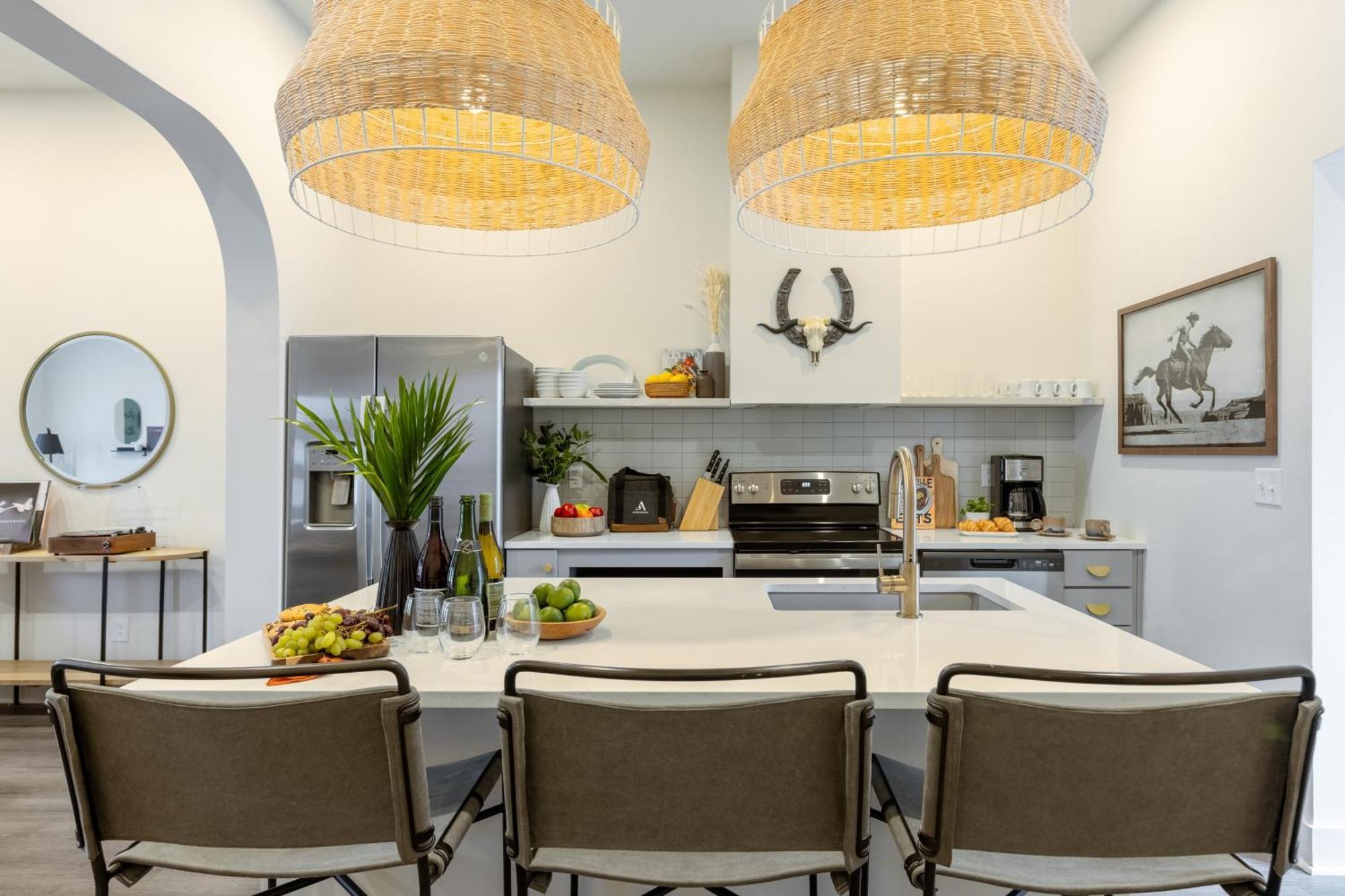 Outrider 1016 By Avantstay Private Balcony Minutes To Broadway Downtown Apartment *