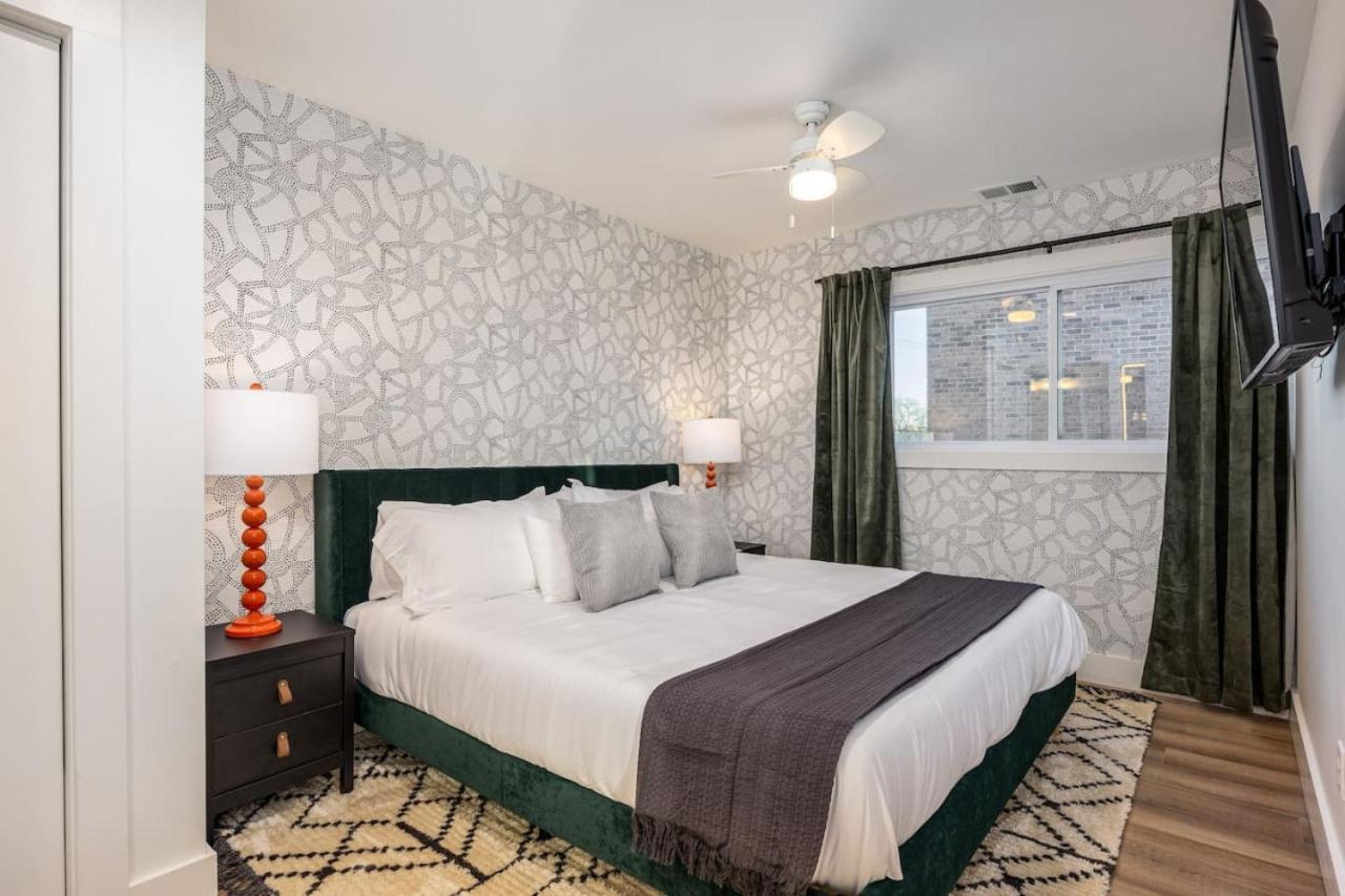 Apartment 4 Beds 3 Bedroom Updated W Desks Patio And Parking