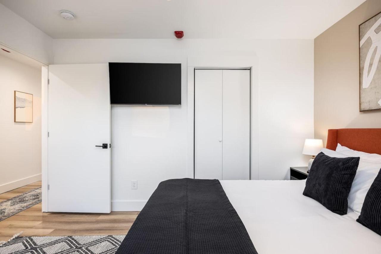 Apartment 4 Beds 3 Bedroom Updated W Desks Patio And Parking