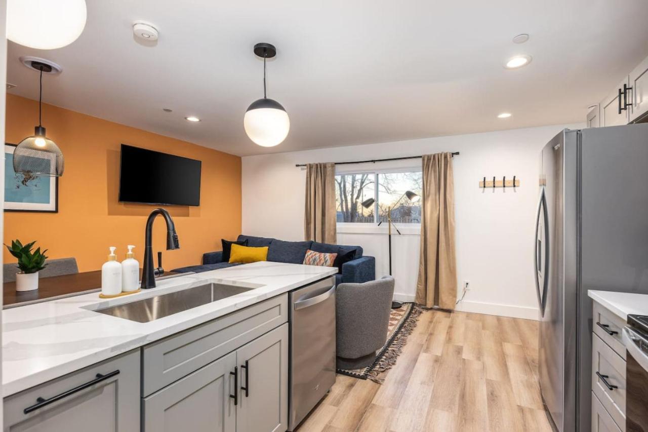 Apartment 4 Beds 3 Bedroom Updated W Desks Patio And Parking *