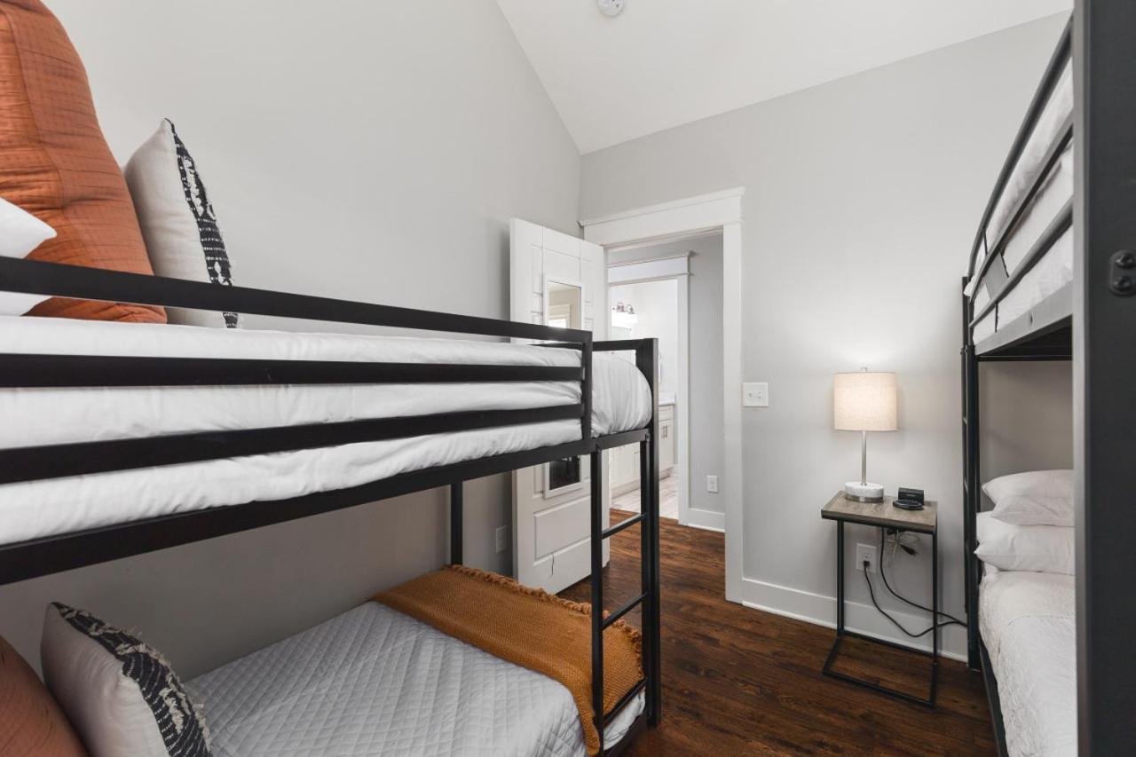 Walk To Broadway & Germantown Large House With Patio Holiday home