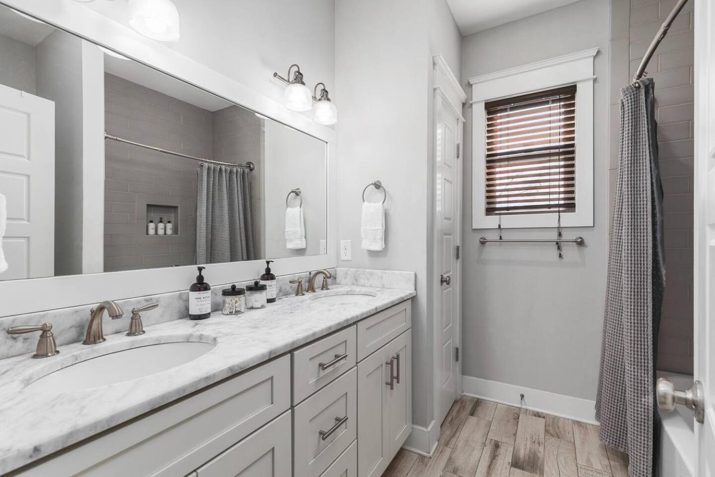 Walk To Broadway & Germantown Large House With Patio *