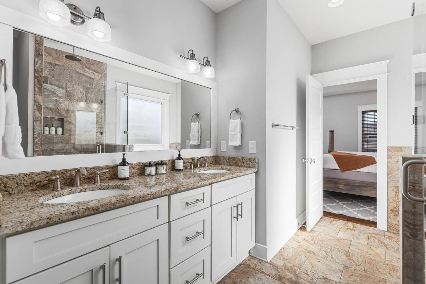 Walk To Broadway & Germantown Large House With Patio * Nashville