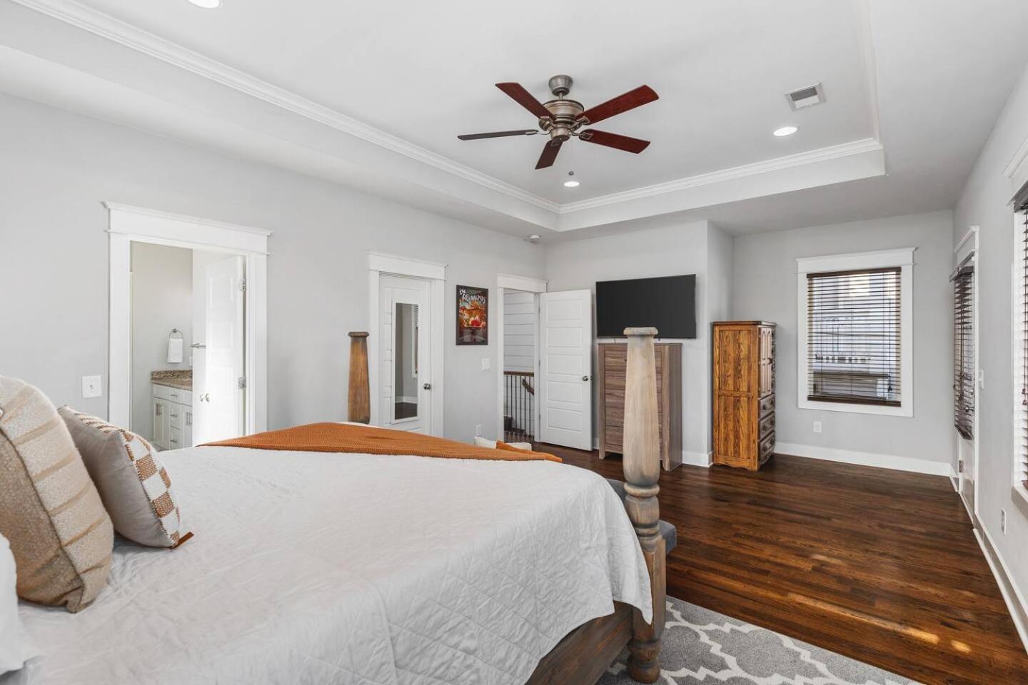 Holiday home Walk To Broadway & Germantown Large House With Patio