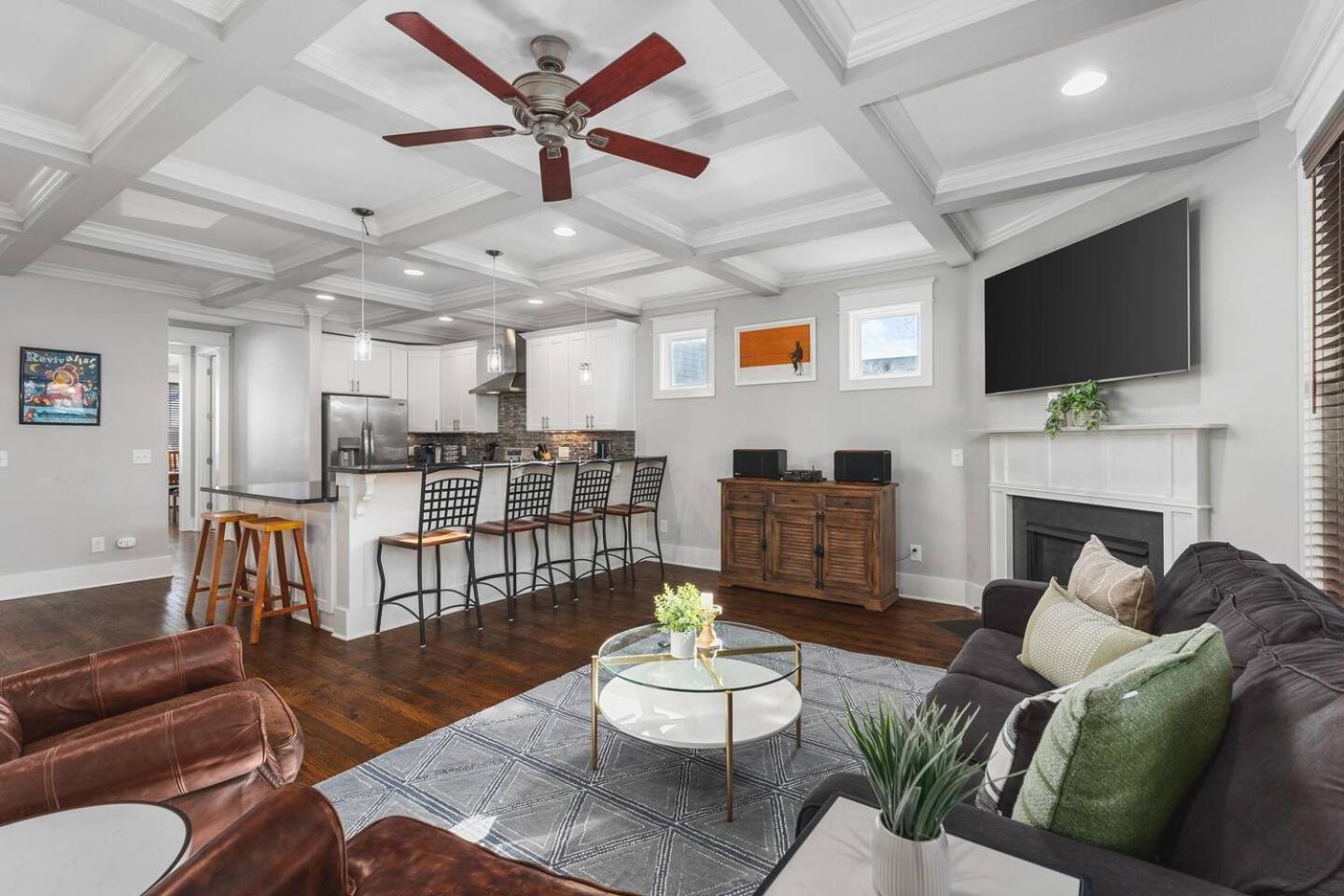 Walk To Broadway & Germantown Large House With Patio * Nashville