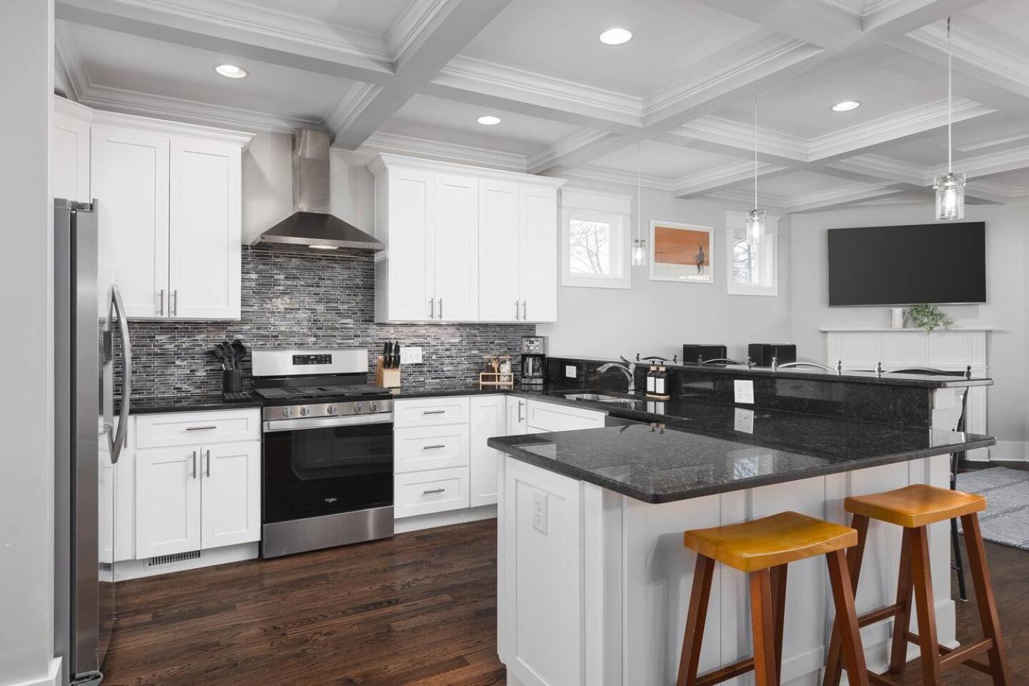 Walk To Broadway & Germantown Large House With Patio Holiday home Nashville