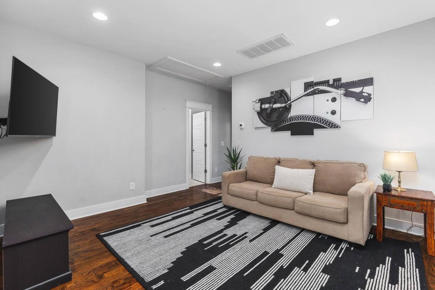 Walk To Broadway & Germantown Large House With Patio